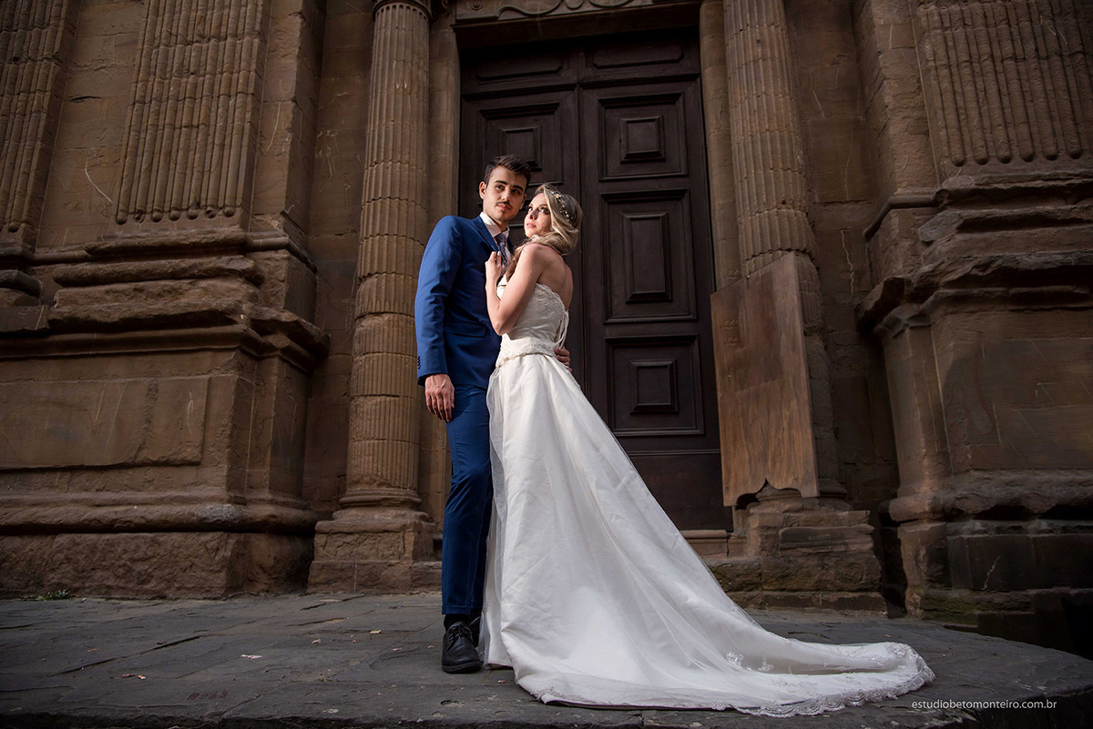 Lucrezia e Stefano fotografia em florenca italia europa - fotografo na europa - casamento europa - casal - noivo - noiva - wedding - estudio beto monteiro - noivo e noiva externa construção antiga medieval pedras luz e sombras