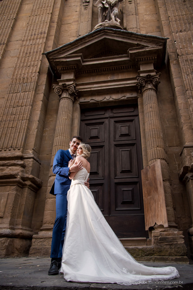 Lucrezia e Stefano fotografia em florenca italia europa - fotografo na europa - casamento europa - casal - noivo - noiva - wedding - estudio beto monteiro - noivo e noiva externa construção antiga medieval pedras luz e sombras