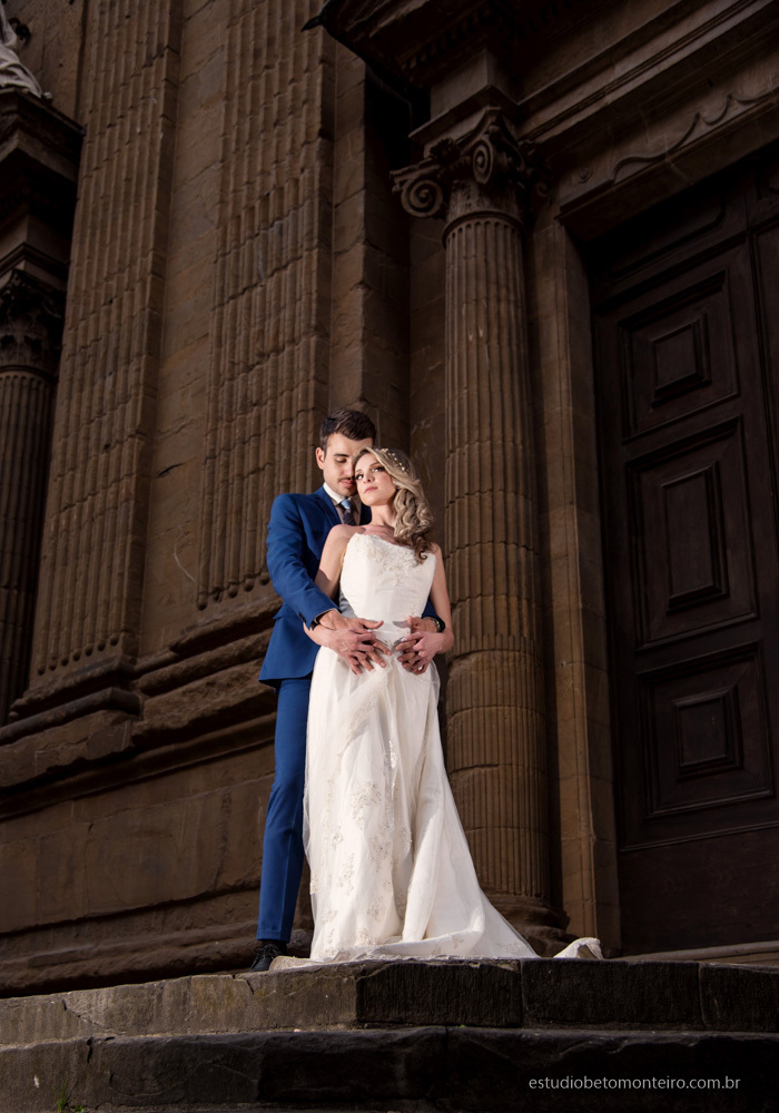 Lucrezia e Stefano fotografia em florenca italia europa - fotografo na europa - casamento europa - casal - noivo - noiva - wedding - estudio beto monteiro - noivo e noiva externa construção antiga medieval pedras luz e sombras