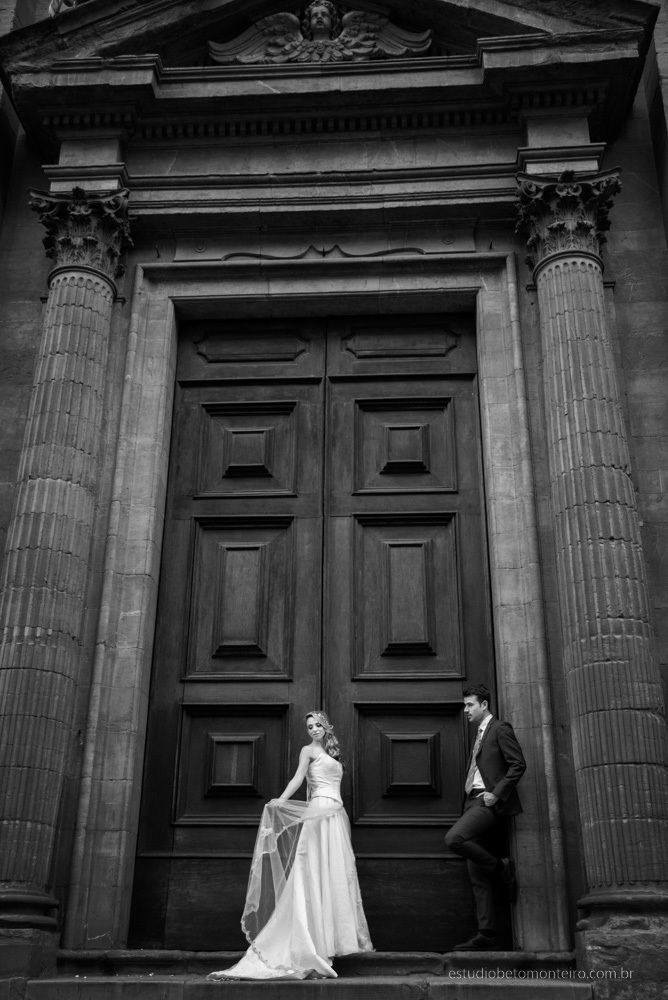 Lucrezia e Stefano fotografia em florenca italia europa - fotografo na europa - casamento europa - casal - noivo - noiva - wedding - estudio beto monteiro - noivo e noiva externa construção antiga medieval pedras luz e sombras