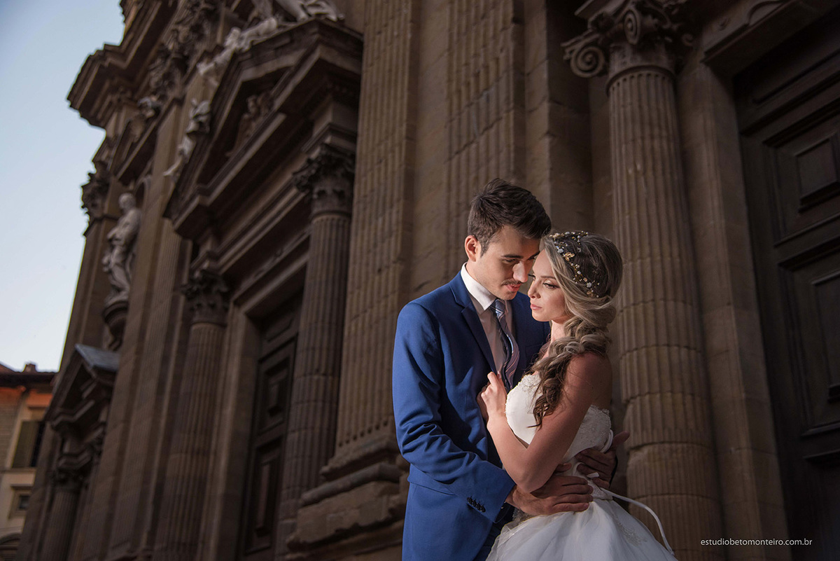 Lucrezia e Stefano fotografia em florenca italia europa - fotografo na europa - casamento europa - casal - noivo - noiva - wedding - estudio beto monteiro - noivo e noiva externa construção antiga medieval pedras luz e sombras