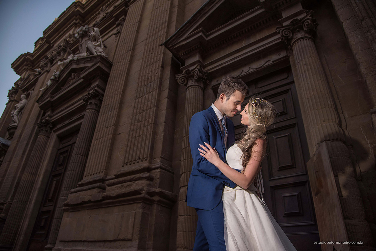 Lucrezia e Stefano fotografia em florenca italia europa - fotografo na europa - casamento europa - casal - noivo - noiva - wedding - estudio beto monteiro - noivo e noiva externa construção antiga medieval pedras luz e sombras