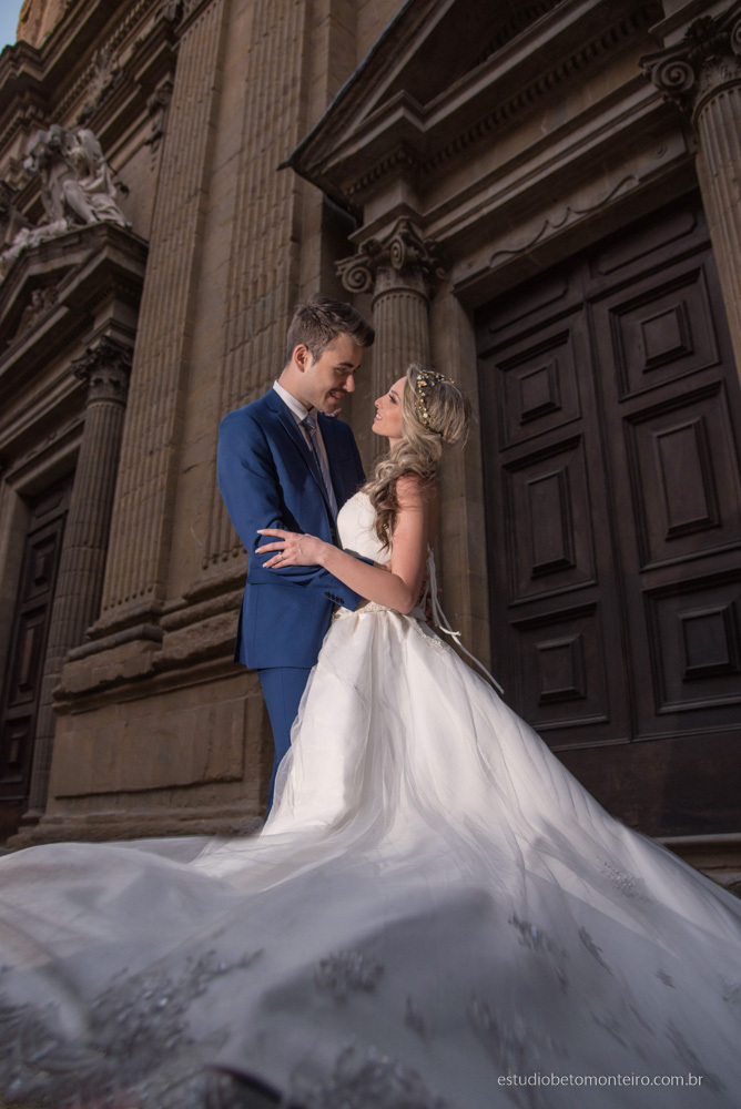 Lucrezia e Stefano fotografia em florenca italia europa - fotografo na europa - casamento europa - casal - noivo - noiva - wedding - estudio beto monteiro - noivo e noiva externa construção antiga medieval pedras luz e sombras
