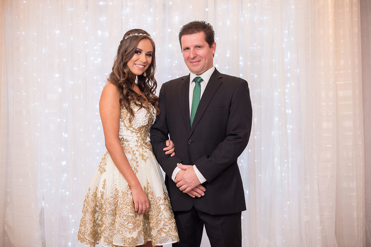 fotografo 15 anos curitiba - cinegrafista 15 anos curitiba - 15 anos curitiba - debutante - aniversario de 15 anos da gabi pedroni - fotografia - book de fotos - curitiba - estudio beto monteiro - dourado