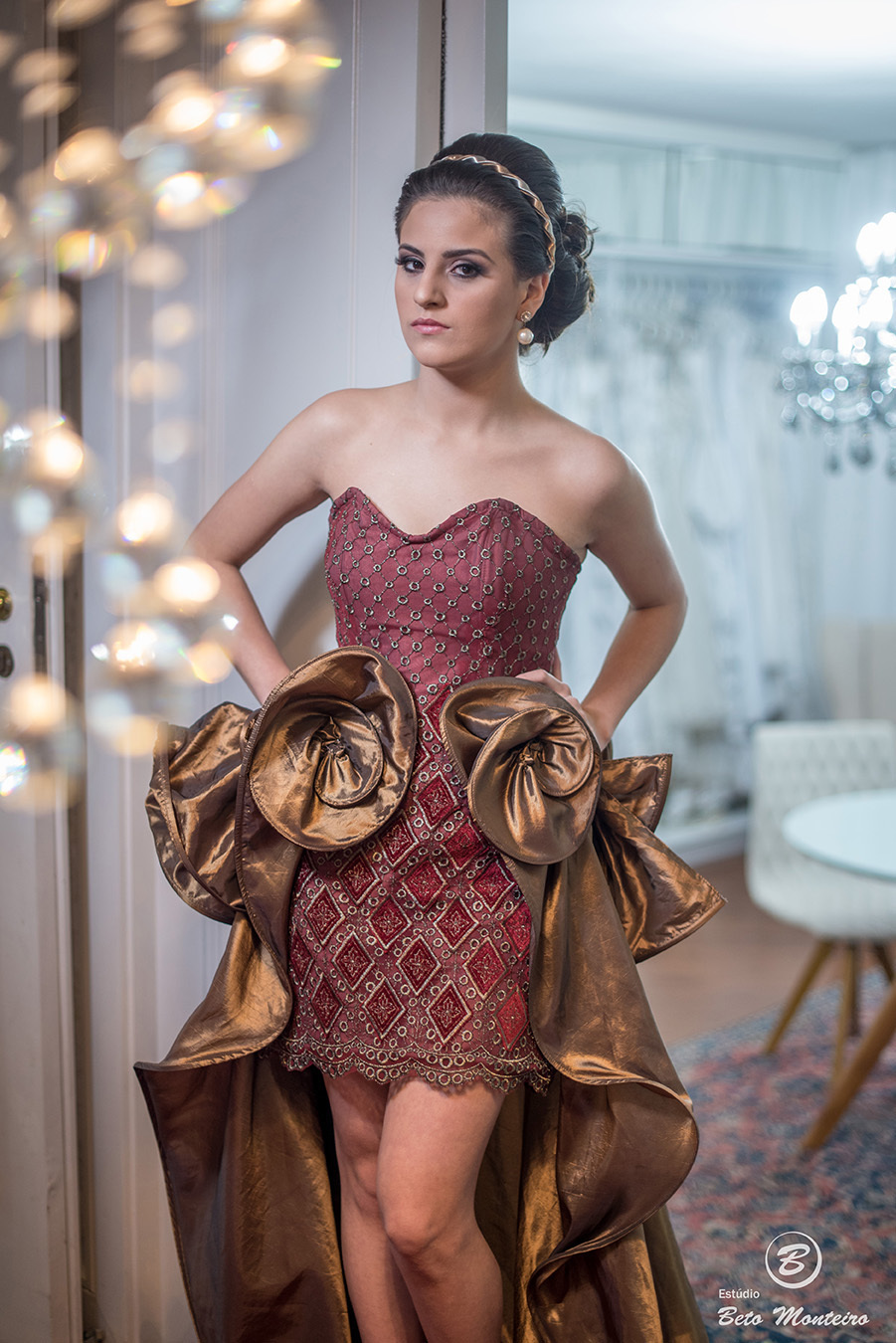 fotografo 15 anos curitiba - cinegrafista 15 anos curitiba - 15 anos curitiba - debutante - aniversario de 15 anos - manuela correa - fotografia - book de fotos - curitiba - estudio beto monteiro - casa donaire - vestido vermelho com dourado