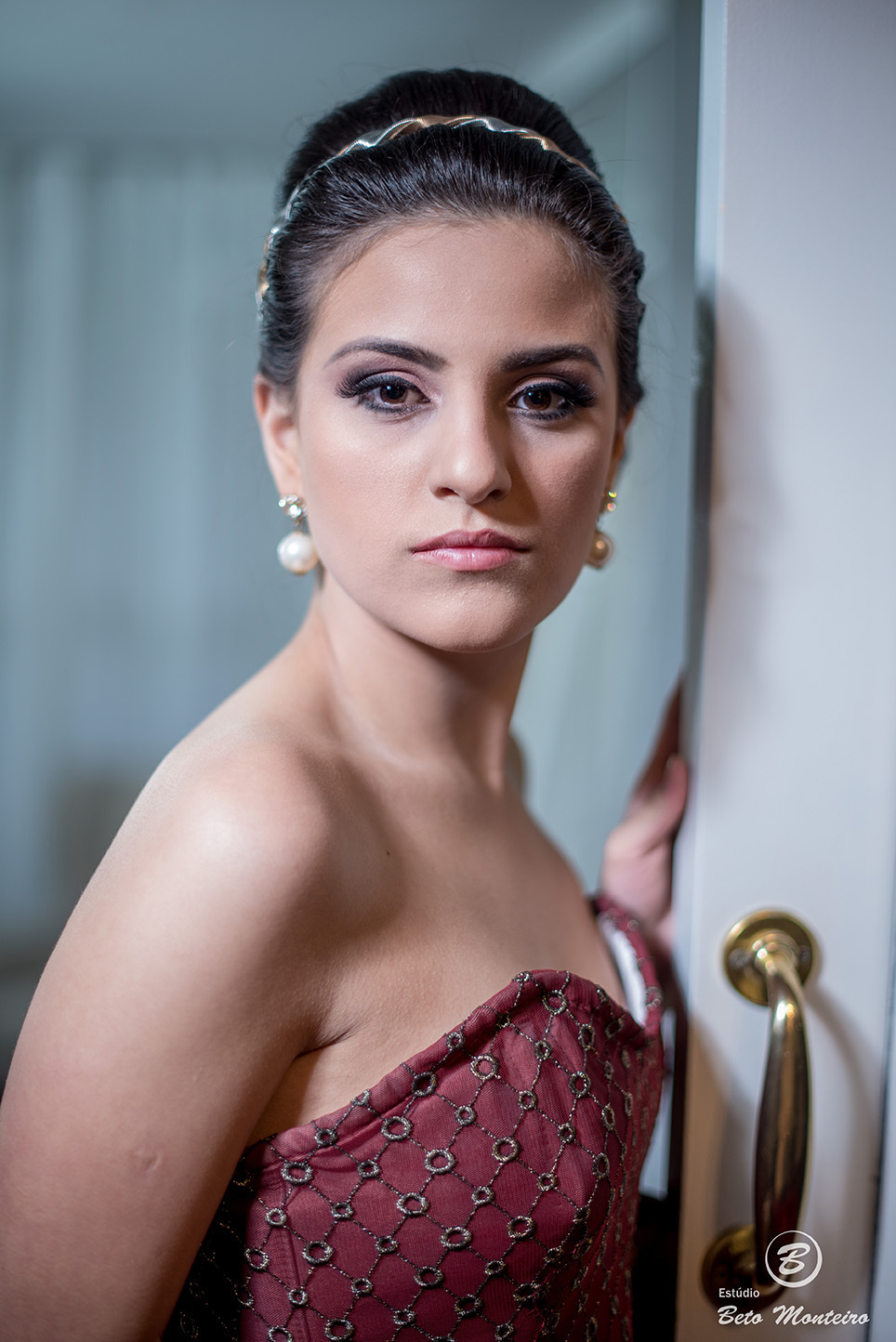 fotografo 15 anos curitiba - cinegrafista 15 anos curitiba - 15 anos curitiba - debutante - aniversario de 15 anos - manuela correa - fotografia - book de fotos - curitiba - estudio beto monteiro - casa donaire - vestido vermelho com dourado