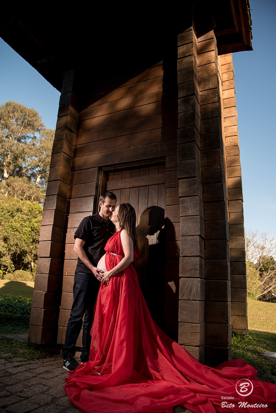 Fran e Ricardo - Book Gestante e Familia em Curitiba - Vestido rosa - Vestido vermelho - véu - Memorial Ucraniano - Parque Tingui - Fotos ao ar livre - Grávida - Gestação - Estudio Beto Monteiro