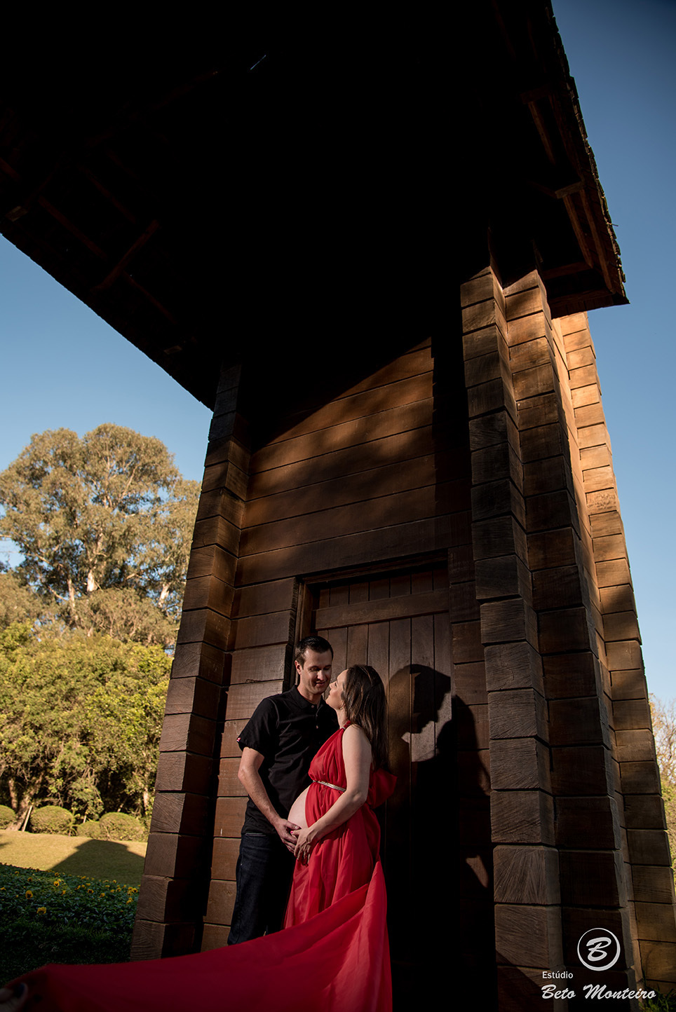 Fran e Ricardo - Book Gestante e Familia em Curitiba - Vestido rosa - Vestido vermelho - véu - Memorial Ucraniano - Parque Tingui - Fotos ao ar livre - Grávida - Gestação - Estudio Beto Monteiro
