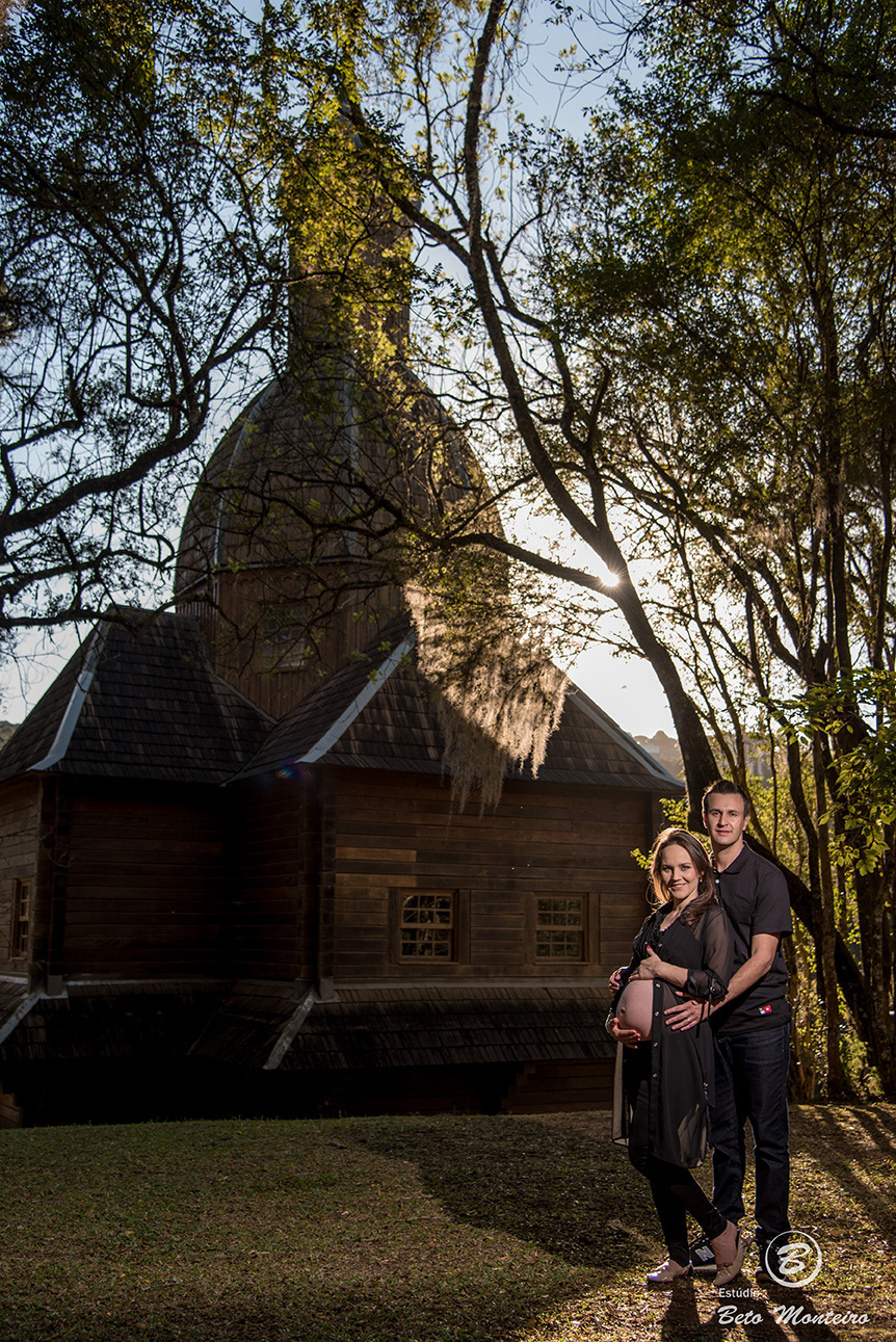 Fran e Ricardo - Book Gestante e Familia em Curitiba - Vestido rosa - Vestido vermelho - véu - Memorial Ucraniano - Parque Tingui - Fotos ao ar livre - Grávida - Gestação - Estudio Beto Monteiro