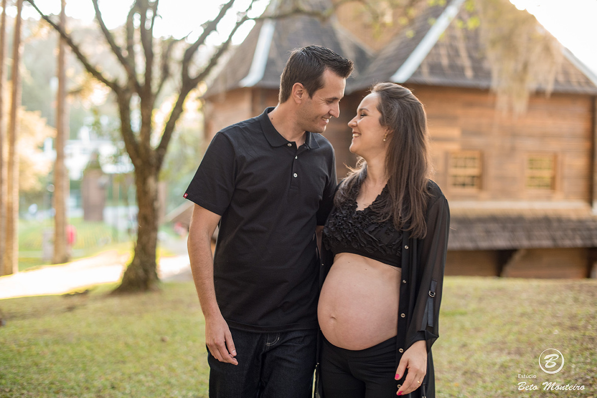 Fran e Ricardo - Book Gestante e Familia em Curitiba - Vestido rosa - Vestido vermelho - véu - Memorial Ucraniano - Parque Tingui - Fotos ao ar livre - Grávida - Gestação - Estudio Beto Monteiro