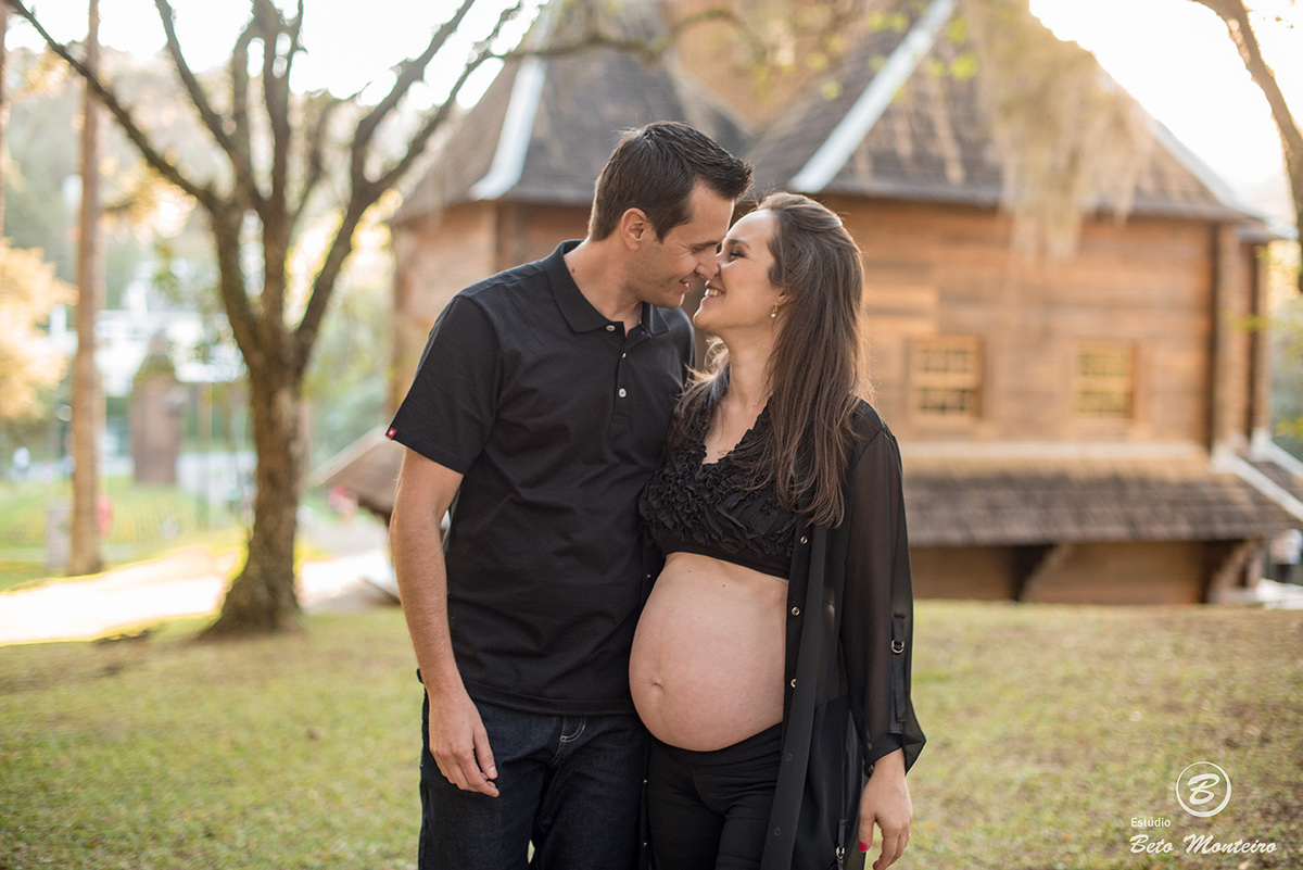 Fran e Ricardo - Book Gestante e Familia em Curitiba - Vestido rosa - Vestido vermelho - véu - Memorial Ucraniano - Parque Tingui - Fotos ao ar livre - Grávida - Gestação - Estudio Beto Monteiro