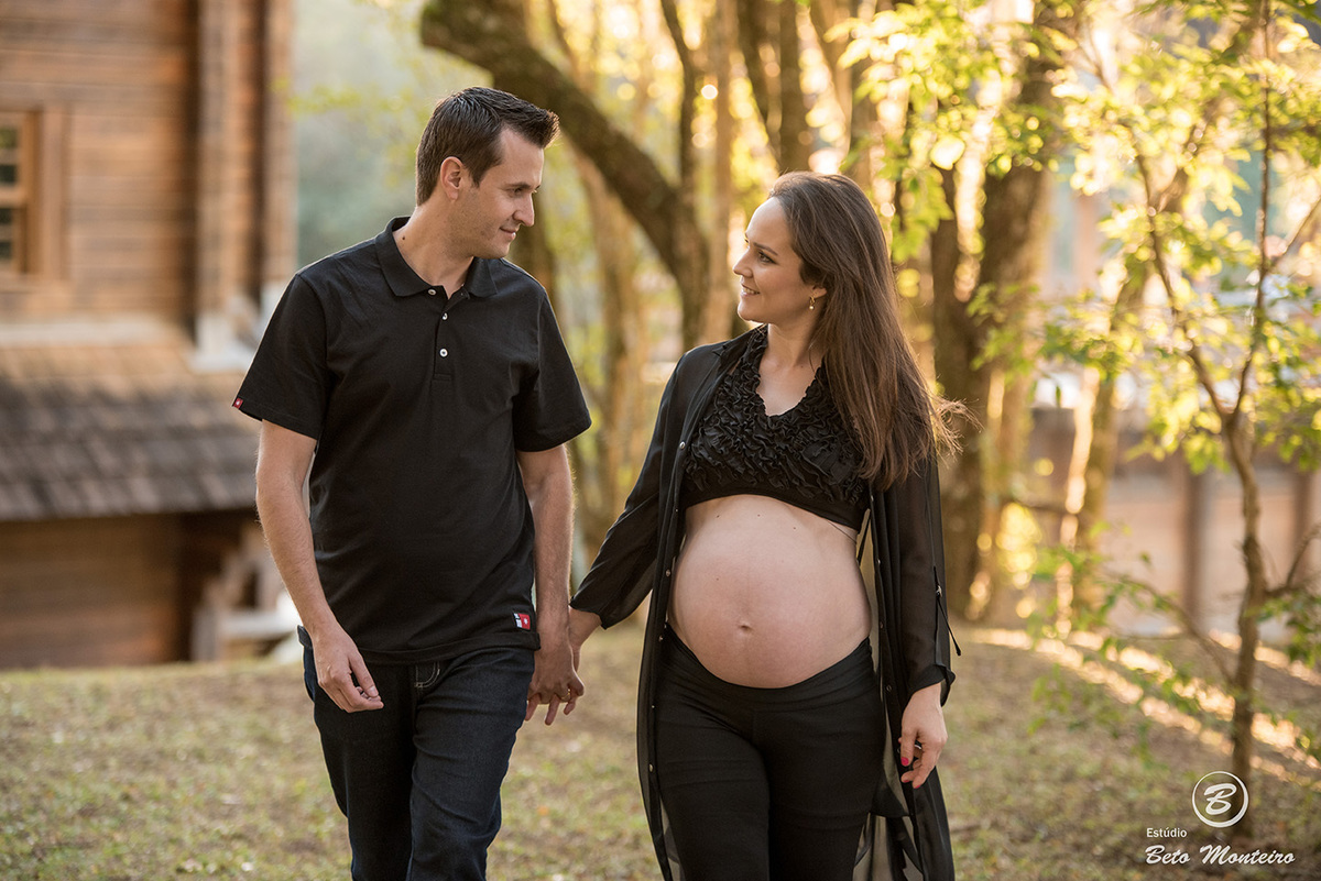 Fran e Ricardo - Book Gestante e Familia em Curitiba - Vestido rosa - Vestido vermelho - véu - Memorial Ucraniano - Parque Tingui - Fotos ao ar livre - Grávida - Gestação - Estudio Beto Monteiro