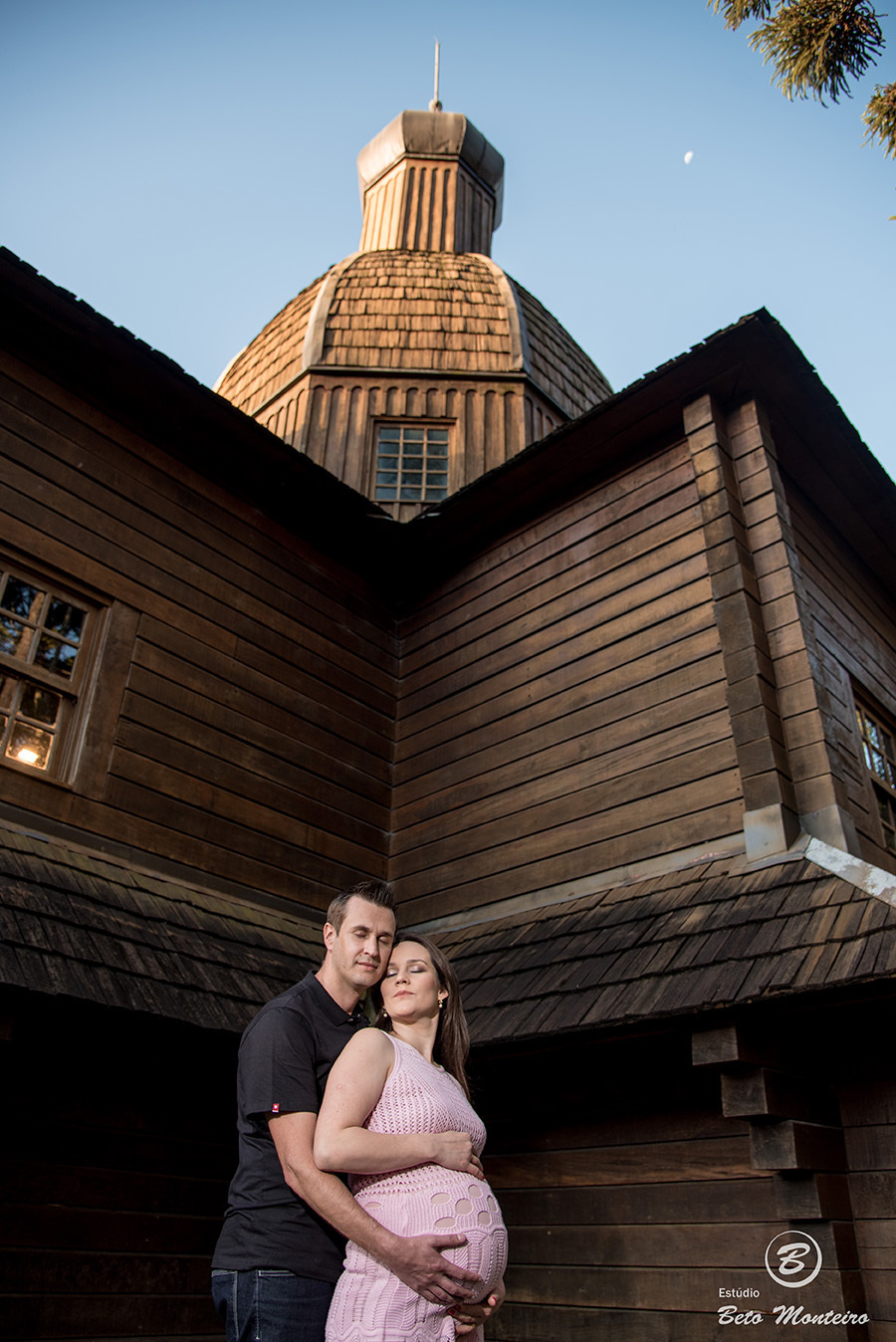 Fran e Ricardo - Book Gestante e Familia em Curitiba - Vestido rosa - Vestido vermelho - véu - Memorial Ucraniano - Parque Tingui - Fotos ao ar livre - Grávida - Gestação - Estudio Beto Monteiro