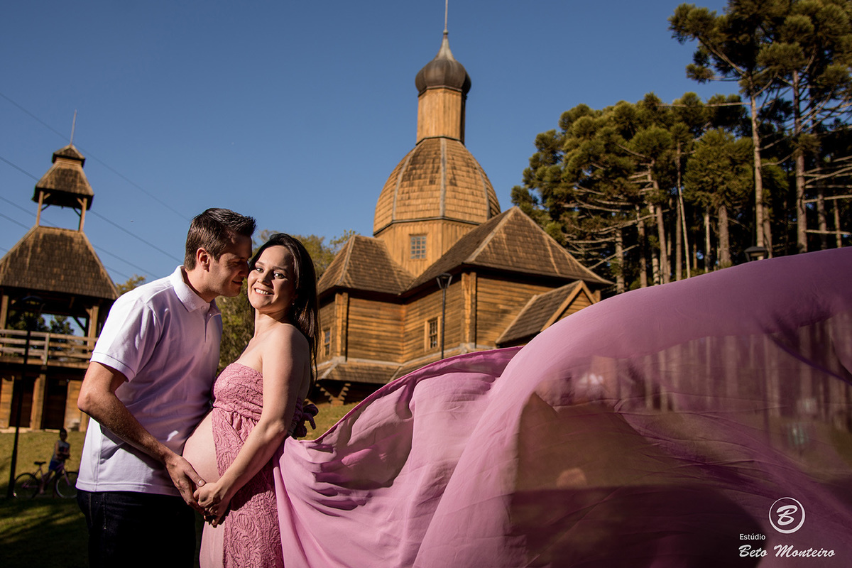 Fran e Ricardo - Book Gestante e Familia em Curitiba - Vestido rosa - Vestido vermelho - véu - Memorial Ucraniano - Parque Tingui - Fotos ao ar livre - Grávida - Gestação - Estudio Beto Monteiro