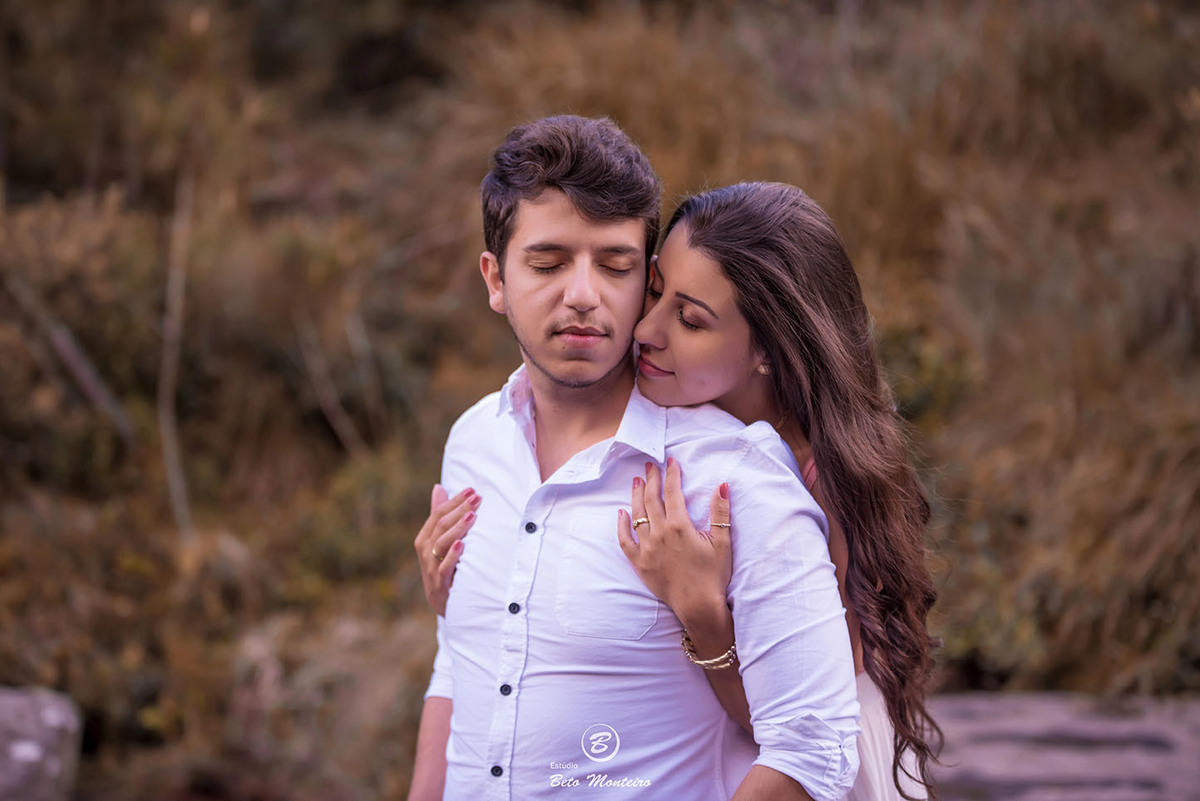 Casamento - Pré-Casamento - Pré-wedding - Trash the dress - Book de casal - Sessão de noivos - Estúdio Beto Monteiro - Curitiba - rio - montanha - floresta - violão - cantora - ceu azul - recanto dos papagaios - palmeira - Clarissa Bastos e Lucas Moreno