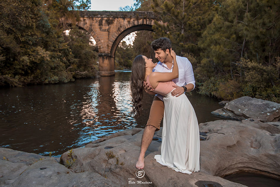 Casamento - Pré-Casamento - Pré-wedding - Trash the dress - Book de casal - Sessão de noivos - Estúdio Beto Monteiro - Curitiba - rio - montanha - floresta - violão - cantora - ceu azul - recanto dos papagaios - palmeira - Clarissa Bastos e Lucas Moreno
