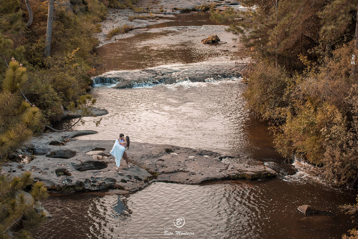 Casamento - Pré-Casamento - Pré-wedding - Trash the dress - Book de casal - Sessão de noivos - Estúdio Beto Monteiro - Curitiba - rio - montanha - floresta - violão - cantora - ceu azul - recanto dos papagaios - palmeira - Clarissa Bastos e Lucas Moreno