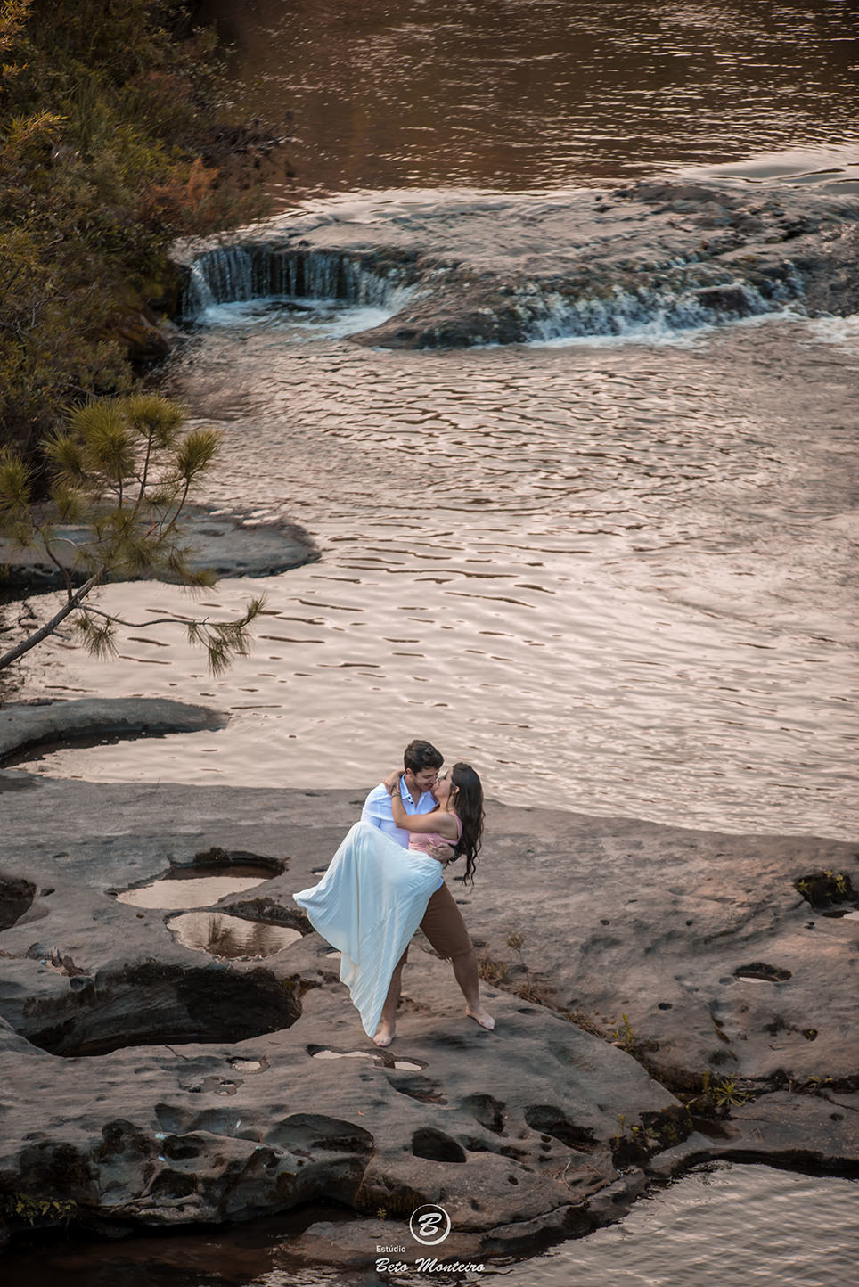 Casamento - Pré-Casamento - Pré-wedding - Trash the dress - Book de casal - Sessão de noivos - Estúdio Beto Monteiro - Curitiba - rio - montanha - floresta - violão - cantora - ceu azul - recanto dos papagaios - palmeira - Clarissa Bastos e Lucas Moreno