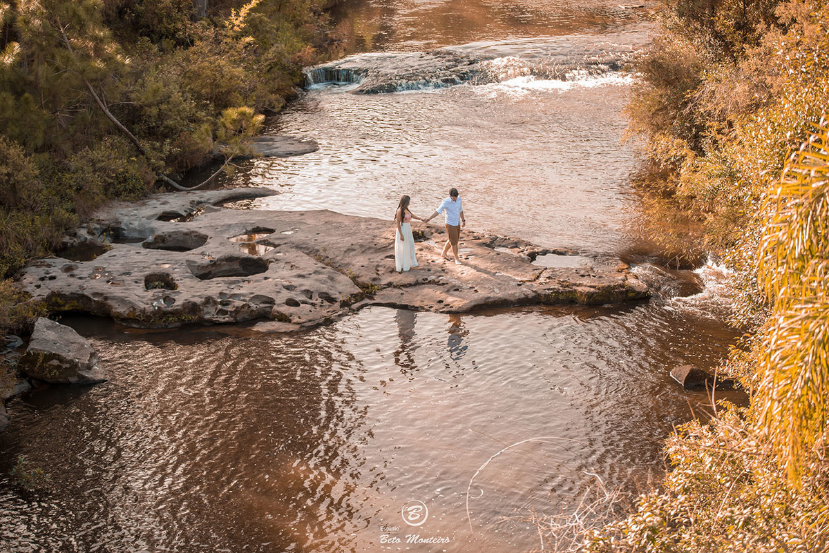 Casamento - Pré-Casamento - Pré-wedding - Trash the dress - Book de casal - Sessão de noivos - Estúdio Beto Monteiro - Curitiba - rio - montanha - floresta - violão - cantora - ceu azul - recanto dos papagaios - palmeira - Clarissa Bastos e Lucas Moreno