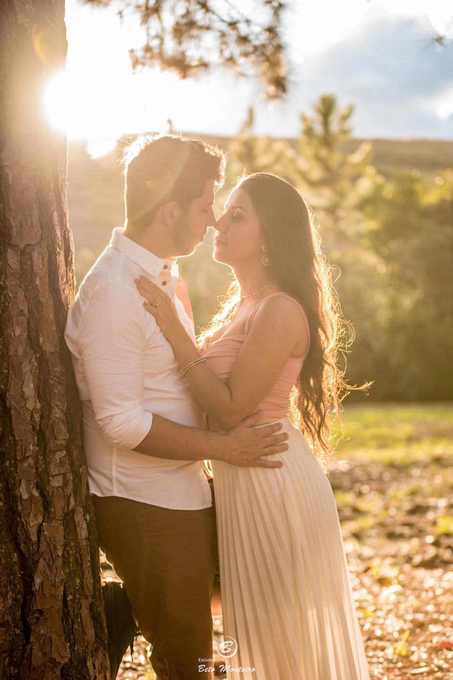 Casamento - Pré-Casamento - Pré-wedding - Trash the dress - Book de casal - Sessão de noivos - Estúdio Beto Monteiro - Curitiba - rio - montanha - floresta - violão - cantora - ceu azul - recanto dos papagaios - palmeira - Clarissa Bastos e Lucas Moreno