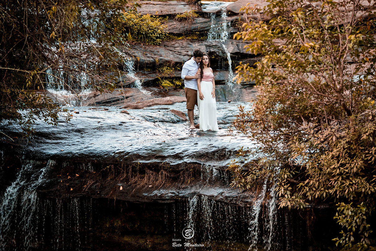 Casamento - Pré-Casamento - Pré-wedding - Trash the dress - Book de casal - Sessão de noivos - Estúdio Beto Monteiro - Curitiba - rio - montanha - floresta - violão - cantora - ceu azul - recanto dos papagaios - palmeira - Clarissa Bastos e Lucas Moreno