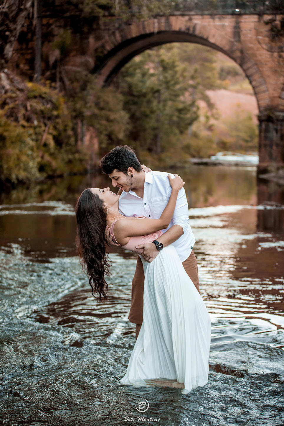 Casamento - Pré-Casamento - Pré-wedding - Trash the dress - Book de casal - Sessão de noivos - Estúdio Beto Monteiro - Curitiba - rio - montanha - floresta - violão - cantora - ceu azul - recanto dos papagaios - palmeira - Clarissa Bastos e Lucas Moreno