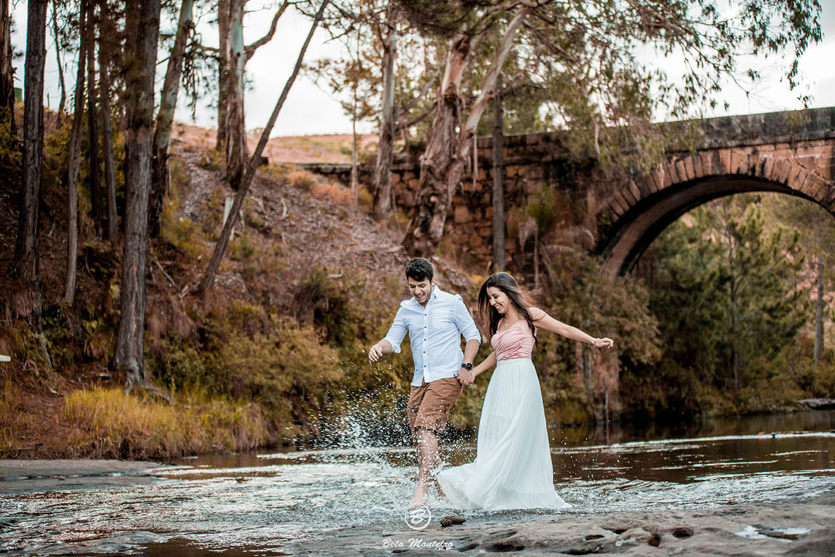 Casamento - Pré-Casamento - Pré-wedding - Trash the dress - Book de casal - Sessão de noivos - Estúdio Beto Monteiro - Curitiba - rio - montanha - floresta - violão - cantora - ceu azul - recanto dos papagaios - palmeira - Clarissa Bastos e Lucas Moreno