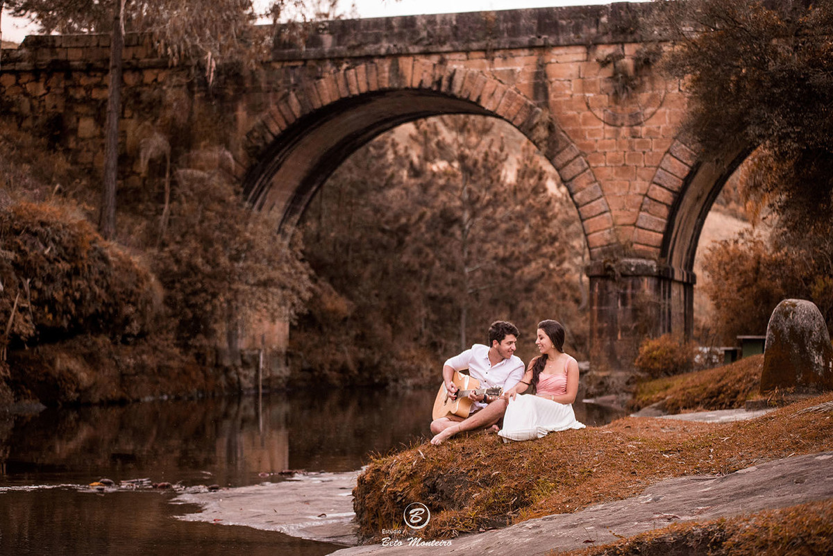 Casamento - Pré-Casamento - Pré-wedding - Trash the dress - Book de casal - Sessão de noivos - Estúdio Beto Monteiro - Curitiba - rio - montanha - floresta - violão - cantora - ceu azul - recanto dos papagaios - palmeira - Clarissa Bastos e Lucas Moreno