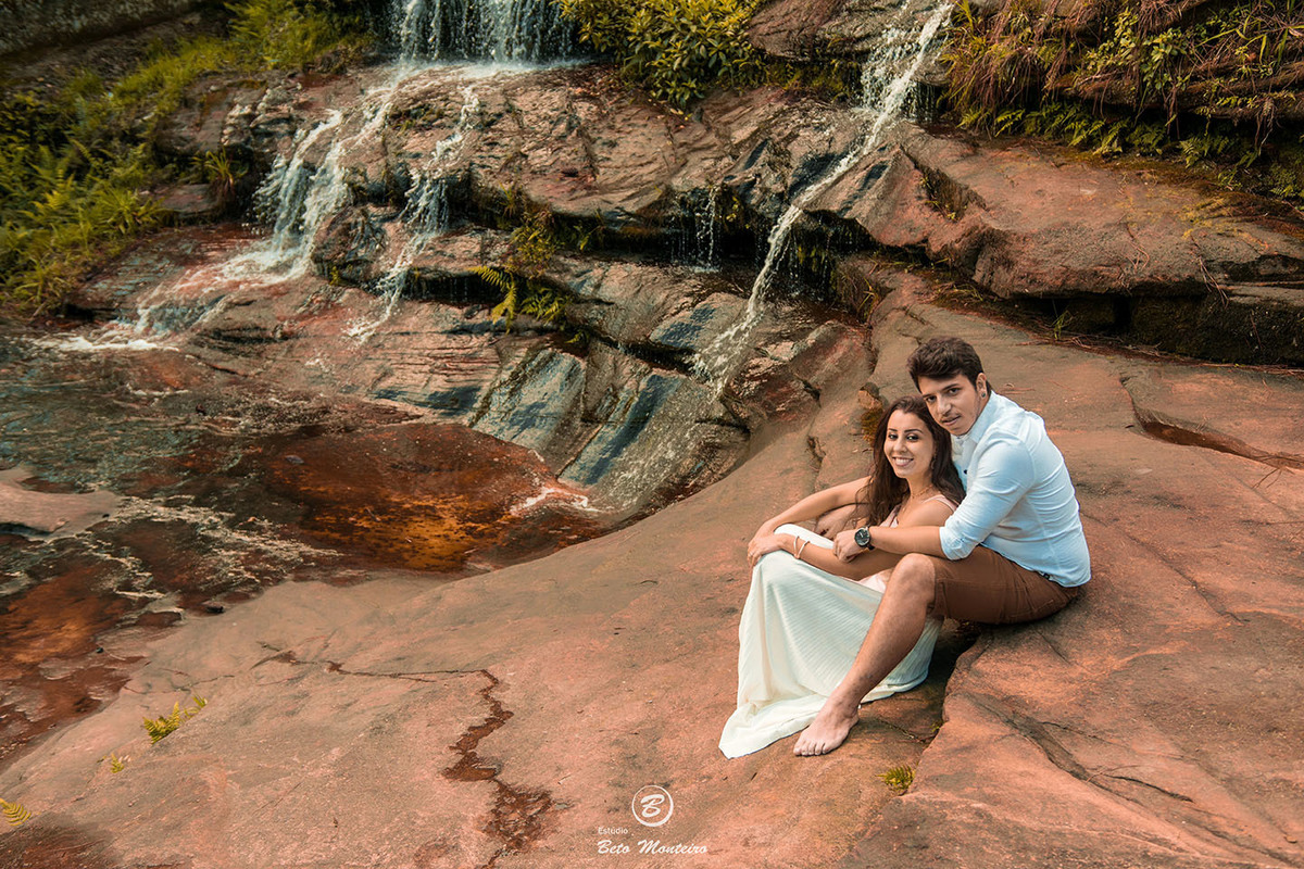 Casamento - Pré-Casamento - Pré-wedding - Trash the dress - Book de casal - Sessão de noivos - Estúdio Beto Monteiro - Curitiba - rio - montanha - floresta - violão - cantora - ceu azul - recanto dos papagaios - palmeira - Clarissa Bastos e Lucas Moreno