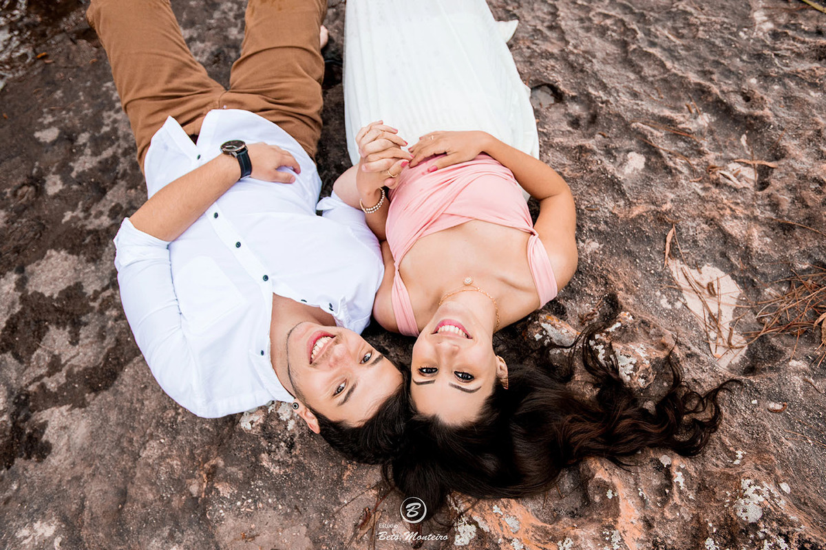 Casamento - Pré-Casamento - Pré-wedding - Trash the dress - Book de casal - Sessão de noivos - Estúdio Beto Monteiro - Curitiba - rio - montanha - floresta - violão - cantora - ceu azul - recanto dos papagaios - palmeira - Clarissa Bastos e Lucas Moreno