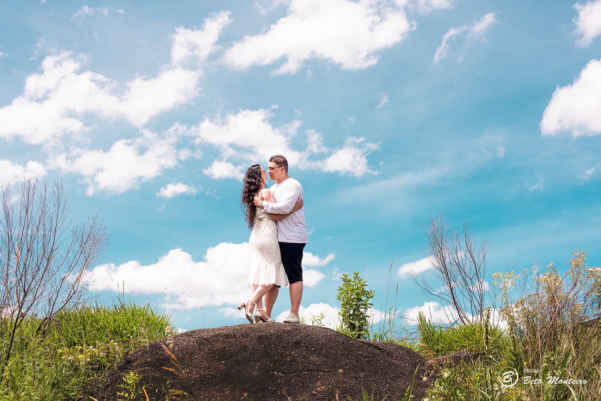 Casamento - Wedding - Pré-Casamento - Cobertura de casamento - foto e filmagem de casamento - Wedding Day - Pré-Wedding - Trash the dress - Estúdio Beto Monteiro - Curitiba - Recanto dos Papagaios - Palmeira - Céu azul - casal de branco