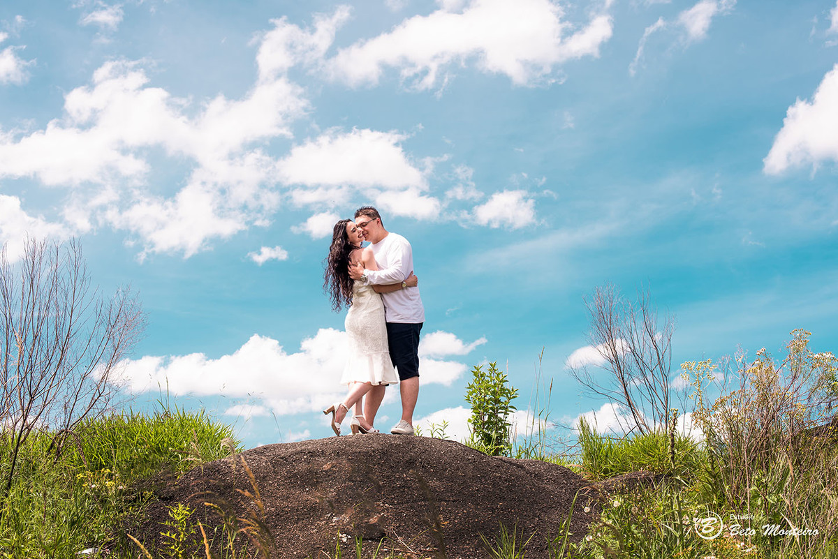 Casamento - Wedding - Pré-Casamento - Cobertura de casamento - foto e filmagem de casamento - Wedding Day - Pré-Wedding - Trash the dress - Estúdio Beto Monteiro - Curitiba - Recanto dos Papagaios - Palmeira - Céu azul - casal de branco