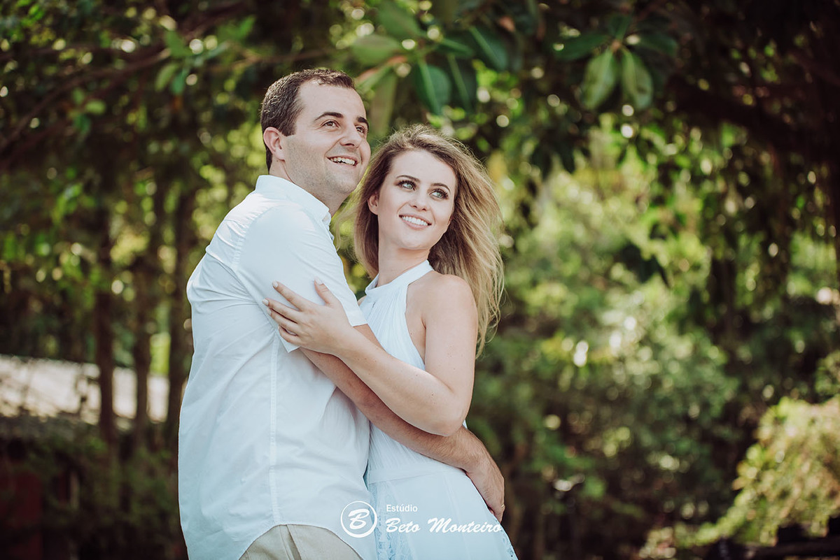 Casamento - Wedding - Pré-Casamento - Cobertura de casamento - foto e filmagem de casamento - Wedding Day - Pré-Wedding - Trash the dress - Estúdio Beto Monteiro - Curitiba - Caieiras - Guaratuba - Céu azul - casal de branco - praia - natureza