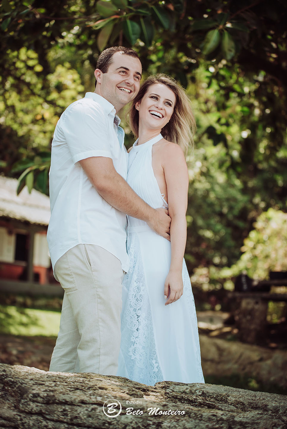 Casamento - Wedding - Pré-Casamento - Cobertura de casamento - foto e filmagem de casamento - Wedding Day - Pré-Wedding - Trash the dress - Estúdio Beto Monteiro - Curitiba - Caieiras - Guaratuba - Céu azul - casal de branco - praia - natureza