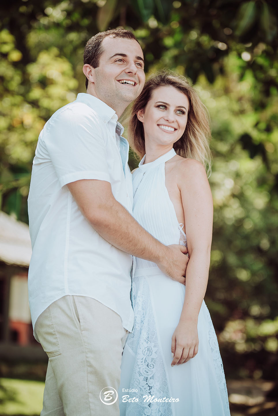 Casamento - Wedding - Pré-Casamento - Cobertura de casamento - foto e filmagem de casamento - Wedding Day - Pré-Wedding - Trash the dress - Estúdio Beto Monteiro - Curitiba - Caieiras - Guaratuba - Céu azul - casal de branco - praia - natureza