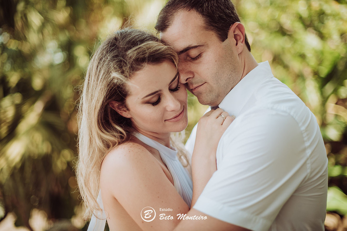 Casamento - Wedding - Pré-Casamento - Cobertura de casamento - foto e filmagem de casamento - Wedding Day - Pré-Wedding - Trash the dress - Estúdio Beto Monteiro - Curitiba - Caieiras - Guaratuba - Céu azul - casal de branco - praia - natureza