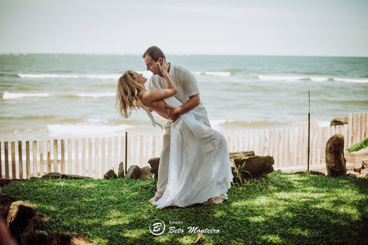 Casamento - Wedding - Pré-Casamento - Cobertura de casamento - foto e filmagem de casamento - Wedding Day - Pré-Wedding - Trash the dress - Estúdio Beto Monteiro - Curitiba - Caieiras - Guaratuba - Céu azul - casal de branco - praia - natureza