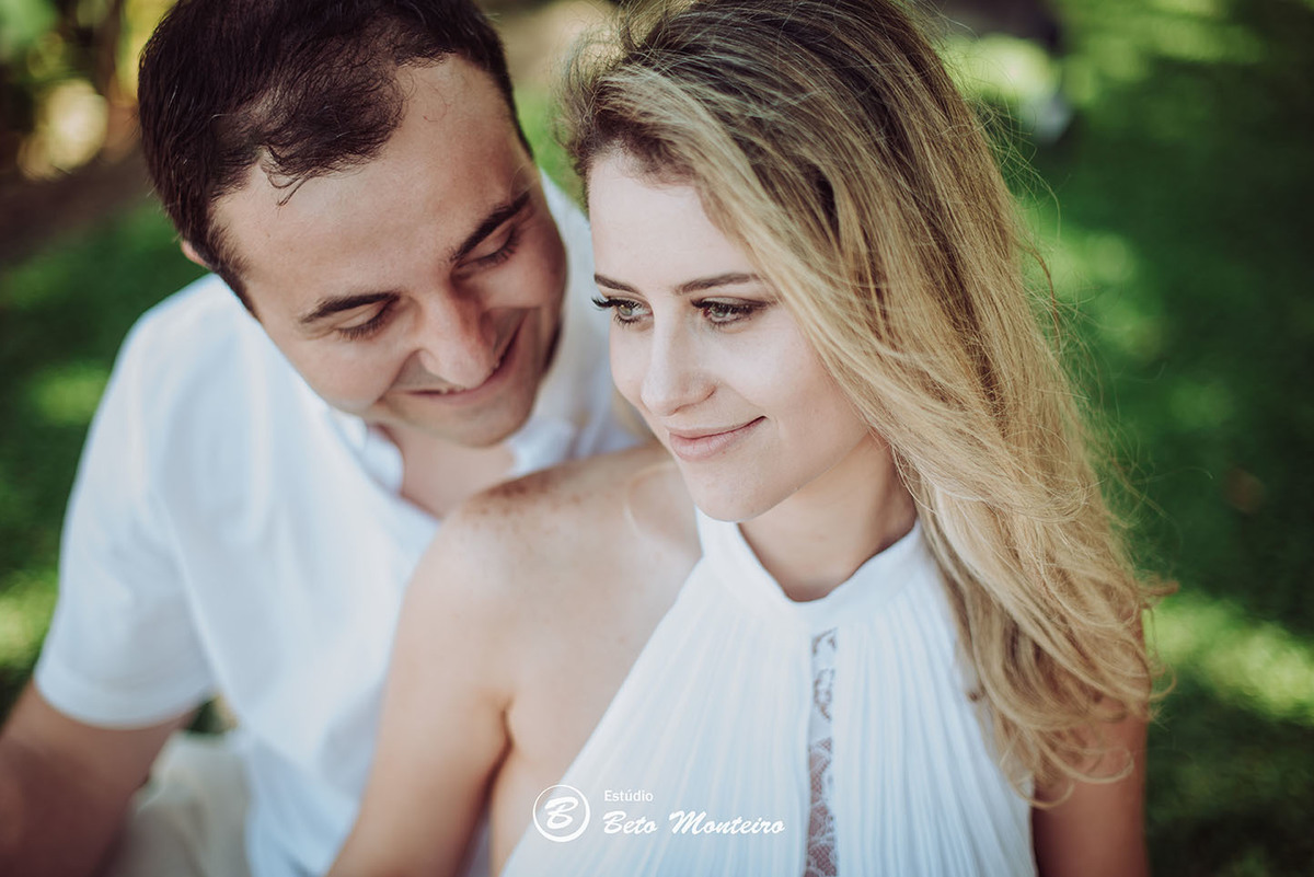 Casamento - Wedding - Pré-Casamento - Cobertura de casamento - foto e filmagem de casamento - Wedding Day - Pré-Wedding - Trash the dress - Estúdio Beto Monteiro - Curitiba - Caieiras - Guaratuba - Céu azul - casal de branco - praia - natureza