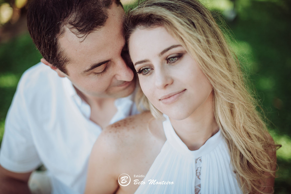 Casamento - Wedding - Pré-Casamento - Cobertura de casamento - foto e filmagem de casamento - Wedding Day - Pré-Wedding - Trash the dress - Estúdio Beto Monteiro - Curitiba - Caieiras - Guaratuba - Céu azul - casal de branco - praia - natureza