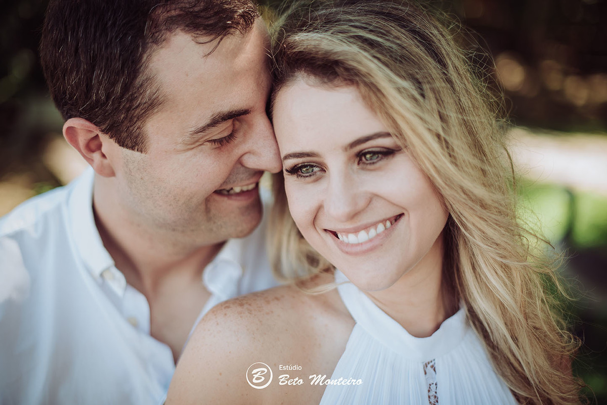 Casamento - Wedding - Pré-Casamento - Cobertura de casamento - foto e filmagem de casamento - Wedding Day - Pré-Wedding - Trash the dress - Estúdio Beto Monteiro - Curitiba - Caieiras - Guaratuba - Céu azul - casal de branco - praia - natureza