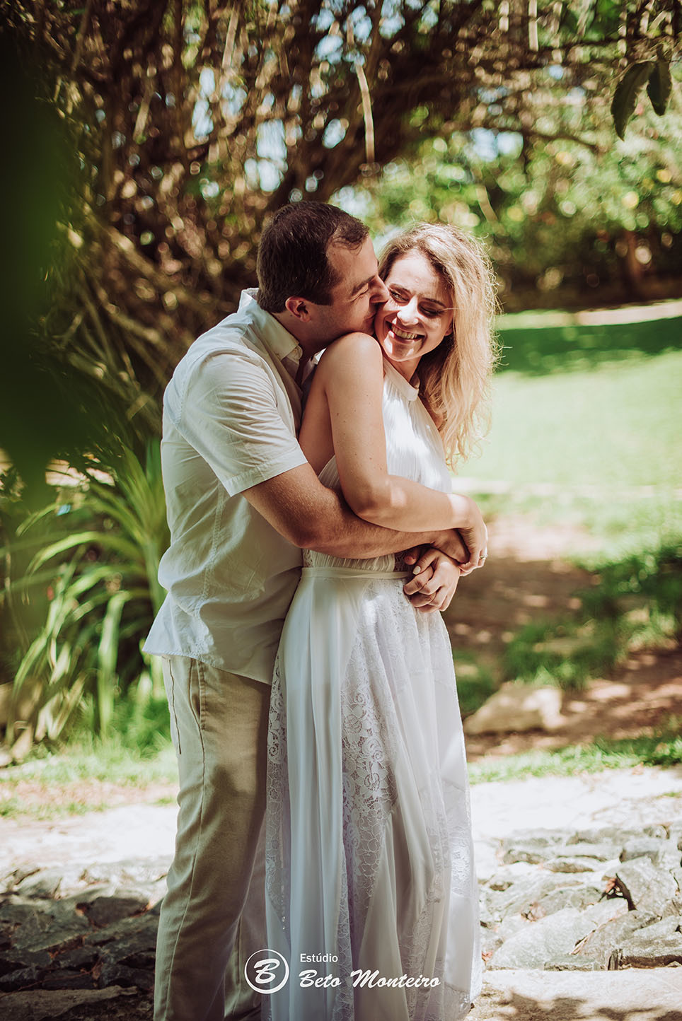Casamento - Wedding - Pré-Casamento - Cobertura de casamento - foto e filmagem de casamento - Wedding Day - Pré-Wedding - Trash the dress - Estúdio Beto Monteiro - Curitiba - Caieiras - Guaratuba - Céu azul - casal de branco - praia - natureza