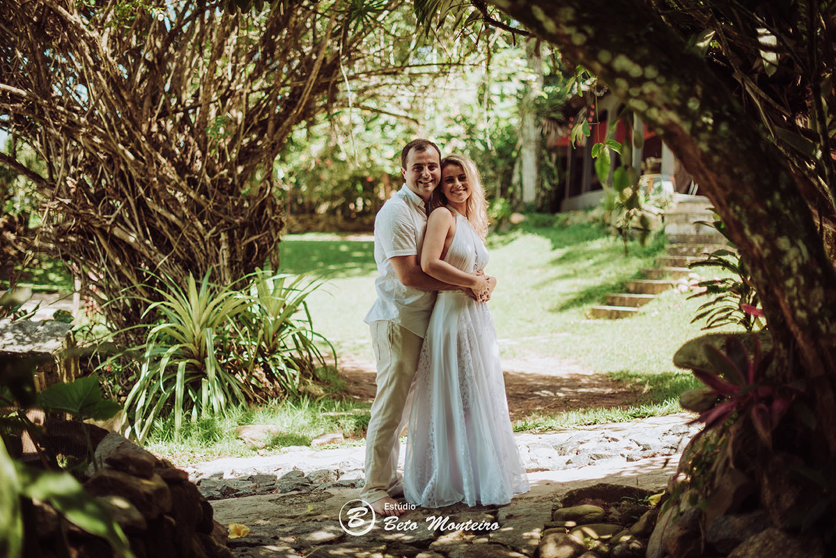 Casamento - Wedding - Pré-Casamento - Cobertura de casamento - foto e filmagem de casamento - Wedding Day - Pré-Wedding - Trash the dress - Estúdio Beto Monteiro - Curitiba - Caieiras - Guaratuba - Céu azul - casal de branco - praia - natureza
