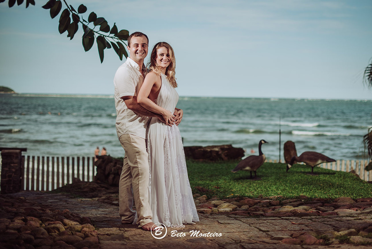 Casamento - Wedding - Pré-Casamento - Cobertura de casamento - foto e filmagem de casamento - Wedding Day - Pré-Wedding - Trash the dress - Estúdio Beto Monteiro - Curitiba - Caieiras - Guaratuba - Céu azul - casal de branco - praia - natureza
