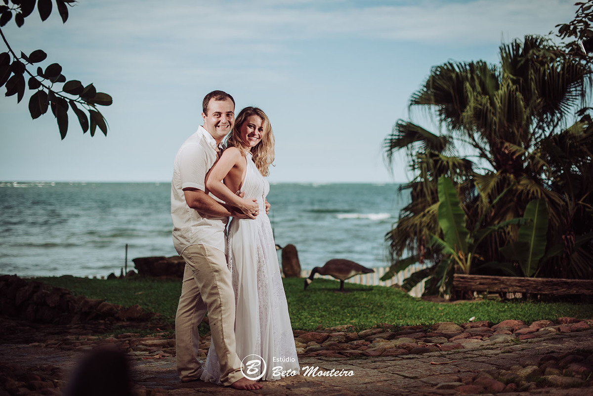 Casamento - Wedding - Pré-Casamento - Cobertura de casamento - foto e filmagem de casamento - Wedding Day - Pré-Wedding - Trash the dress - Estúdio Beto Monteiro - Curitiba - Caieiras - Guaratuba - Céu azul - casal de branco - praia - natureza