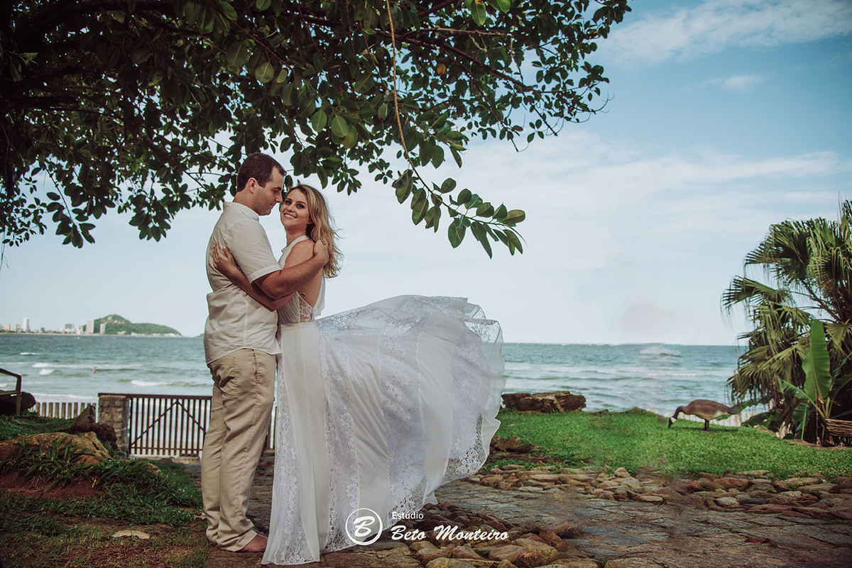 Casamento - Wedding - Pré-Casamento - Cobertura de casamento - foto e filmagem de casamento - Wedding Day - Pré-Wedding - Trash the dress - Estúdio Beto Monteiro - Curitiba - Caieiras - Guaratuba - Céu azul - casal de branco - praia - natureza