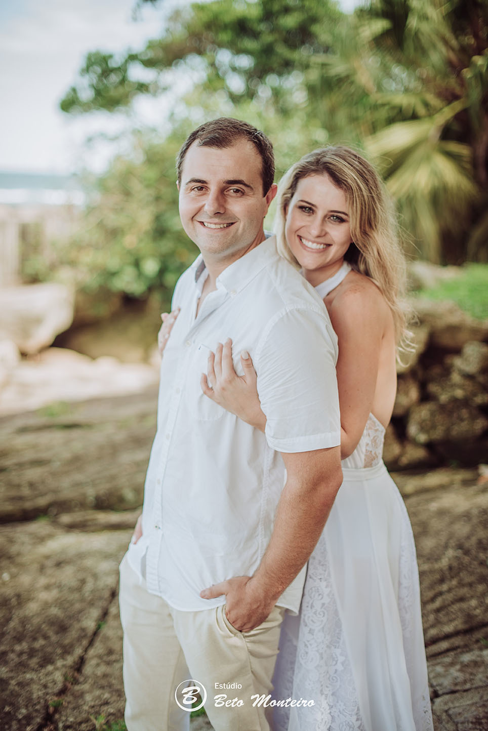 Casamento - Wedding - Pré-Casamento - Cobertura de casamento - foto e filmagem de casamento - Wedding Day - Pré-Wedding - Trash the dress - Estúdio Beto Monteiro - Curitiba - Caieiras - Guaratuba - Céu azul - casal de branco - praia - natureza