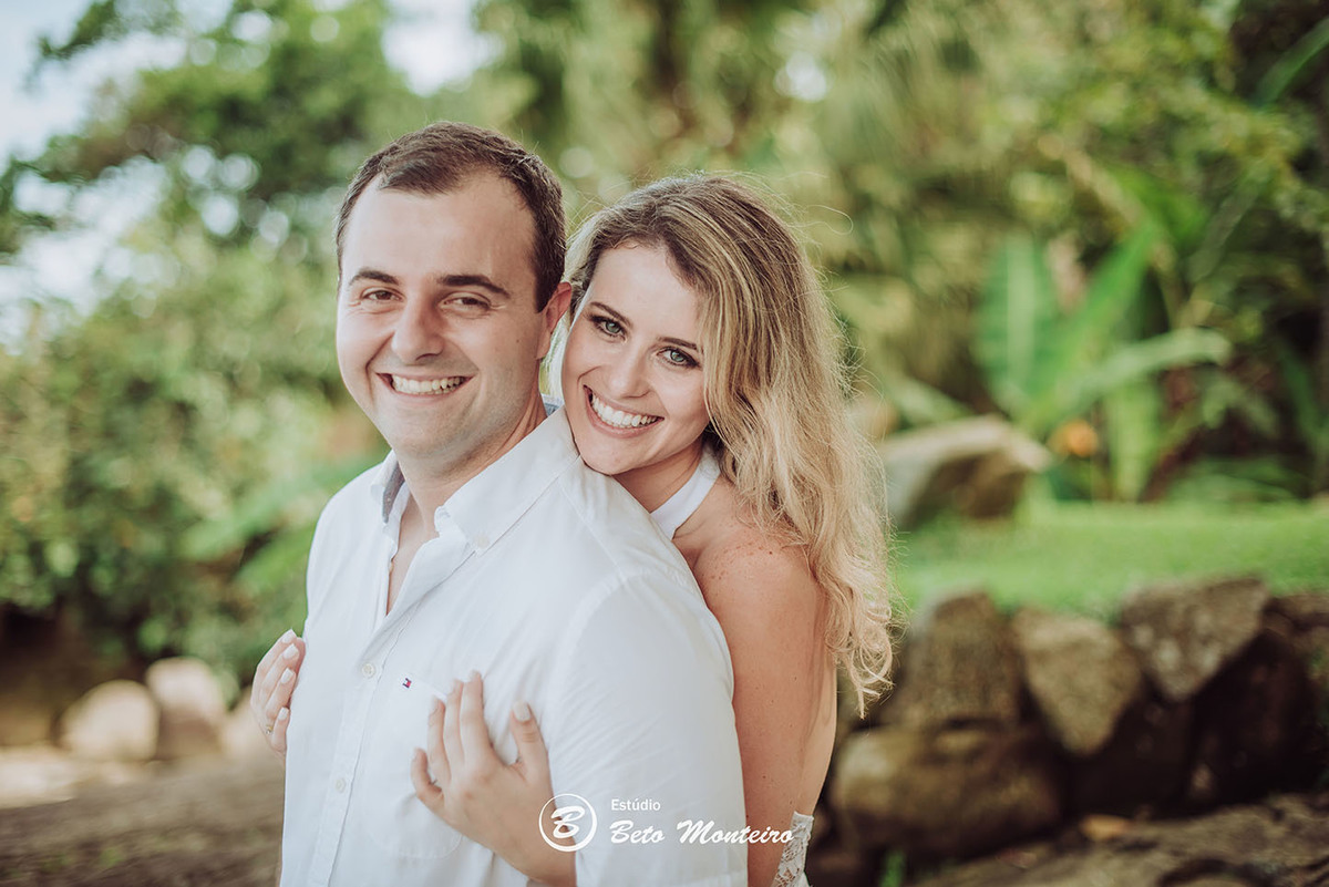 Casamento - Wedding - Pré-Casamento - Cobertura de casamento - foto e filmagem de casamento - Wedding Day - Pré-Wedding - Trash the dress - Estúdio Beto Monteiro - Curitiba - Caieiras - Guaratuba - Céu azul - casal de branco - praia - natureza
