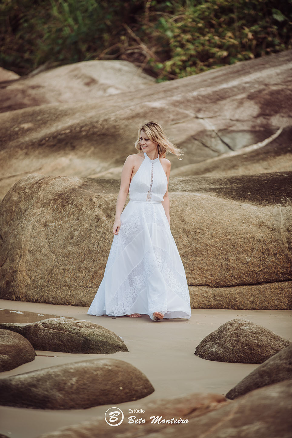 Casamento - Wedding - Pré-Casamento - Cobertura de casamento - foto e filmagem de casamento - Wedding Day - Pré-Wedding - Trash the dress - Estúdio Beto Monteiro - Curitiba - Caieiras - Guaratuba - Céu azul - casal de branco - praia - natureza