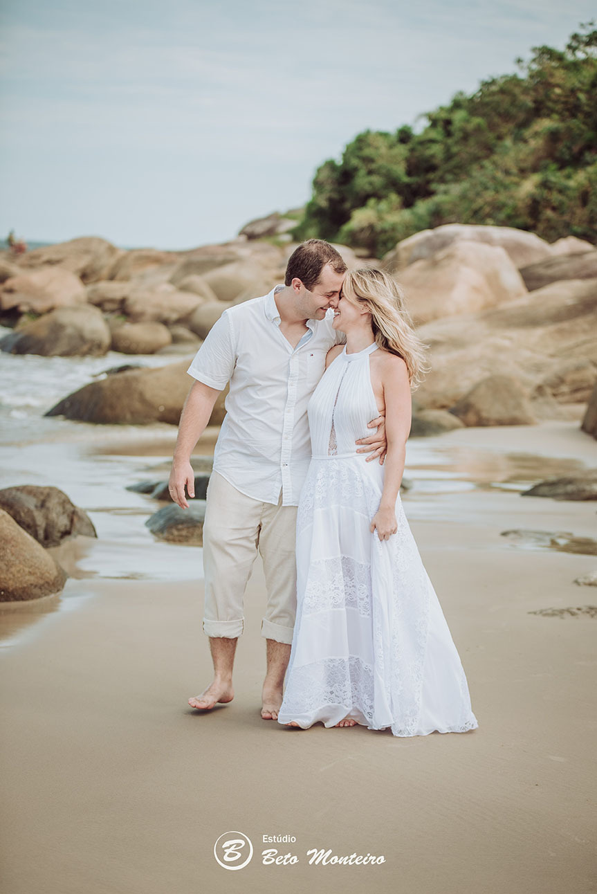 Casamento - Wedding - Pré-Casamento - Cobertura de casamento - foto e filmagem de casamento - Wedding Day - Pré-Wedding - Trash the dress - Estúdio Beto Monteiro - Curitiba - Caieiras - Guaratuba - Céu azul - casal de branco - praia - natureza