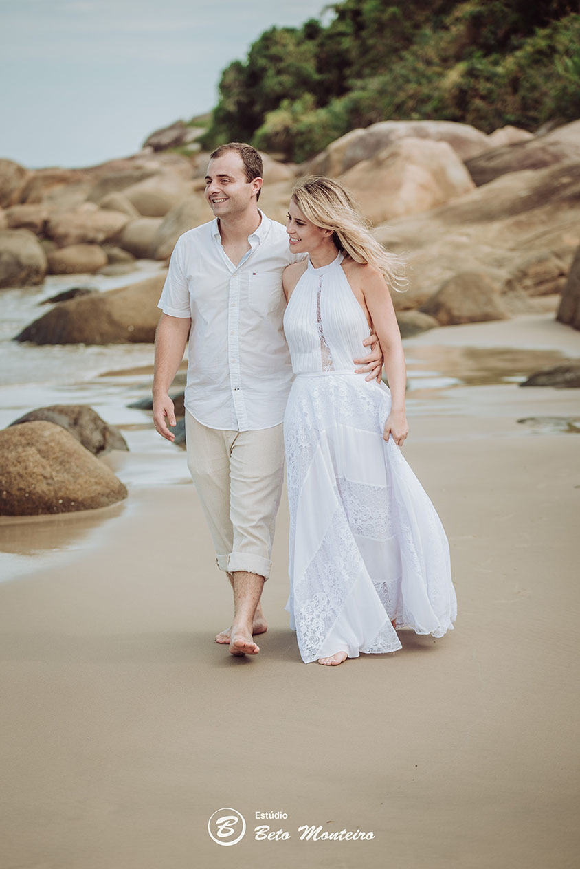 Casamento - Wedding - Pré-Casamento - Cobertura de casamento - foto e filmagem de casamento - Wedding Day - Pré-Wedding - Trash the dress - Estúdio Beto Monteiro - Curitiba - Caieiras - Guaratuba - Céu azul - casal de branco - praia - natureza